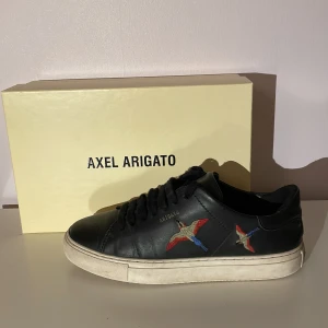 Axel Arigato Skor - Axel Arigato clean bee bird 90, strl 39. Använt skick men mycket kvar att ge, defekter på skosnörenas ända samt lite creasade, dock inget som är märkbart vid användning. Nypris: 2700 kr.       Mitt pris: 800 kr Prioriterar snabba affärer, fråga gärna!