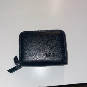Plånbok - En jättefin smidig och svart plånbok. Aldrig använd för har en annan. Köpt för 300 kr. Säljer för 150-200 kr (pris kan alltså diskuteras).