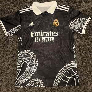 Hejsan, säljer nu en helt oanvänd real Madrid tröja med #5 Bellingham bak till. Kontakta för diskussion om pris. 