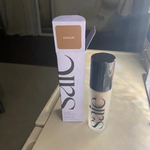 Saie bronzing drops - Köpt på Cult beauty för ungefär 300 men säljer för 200 kr! Använd ett fåtal gånger! Perfekt nu till vintern då man är blek🩷