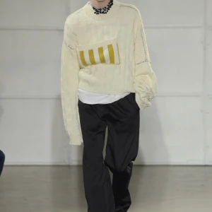 Raf simons disturbed sweater - Classic från fw17, typ den enda memorable nya raf kollektionen. Strlk S passar bra S, Sitter cropped och vänstra sidan av tröjan är typ dubbelt så stor som högra så det blir riktigt cool effekt när man bär den. Vad mer behöver man säga de raf