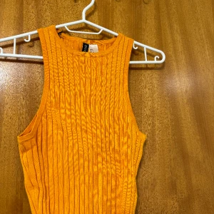 Top  - Top från H&M. strl XS. I god skick 