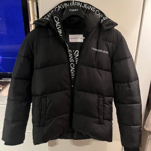Calvin Klein jacka - Calvin Klein jacka Nyskick, syns inte att den är använd. Köpt förra året men inte blivit använd mycket därför säljer jag  
