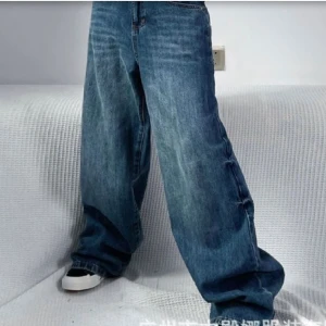 Baggy Jeans - On ne versus on the site. Good quality. Nice fit. The size measurements aren't exactly the same.