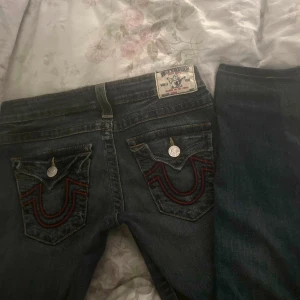 True religion  - Nypris 550. INGA BILDER PÅ! Raka/skinny Lågmidjade True religion midjemått rakt över 36, innerbenslängden 69, benöppning runt 26 rakt över 13, ytterben 89. Köparen står för frakten använd helst köp nu 😊