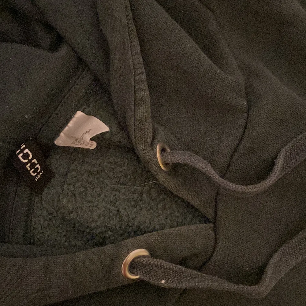 Mysig hoodie i mörkgrön färg med texten original på magen. I storlek medium men passar även mindre jättebra. Något kroppad.. Hoodies.