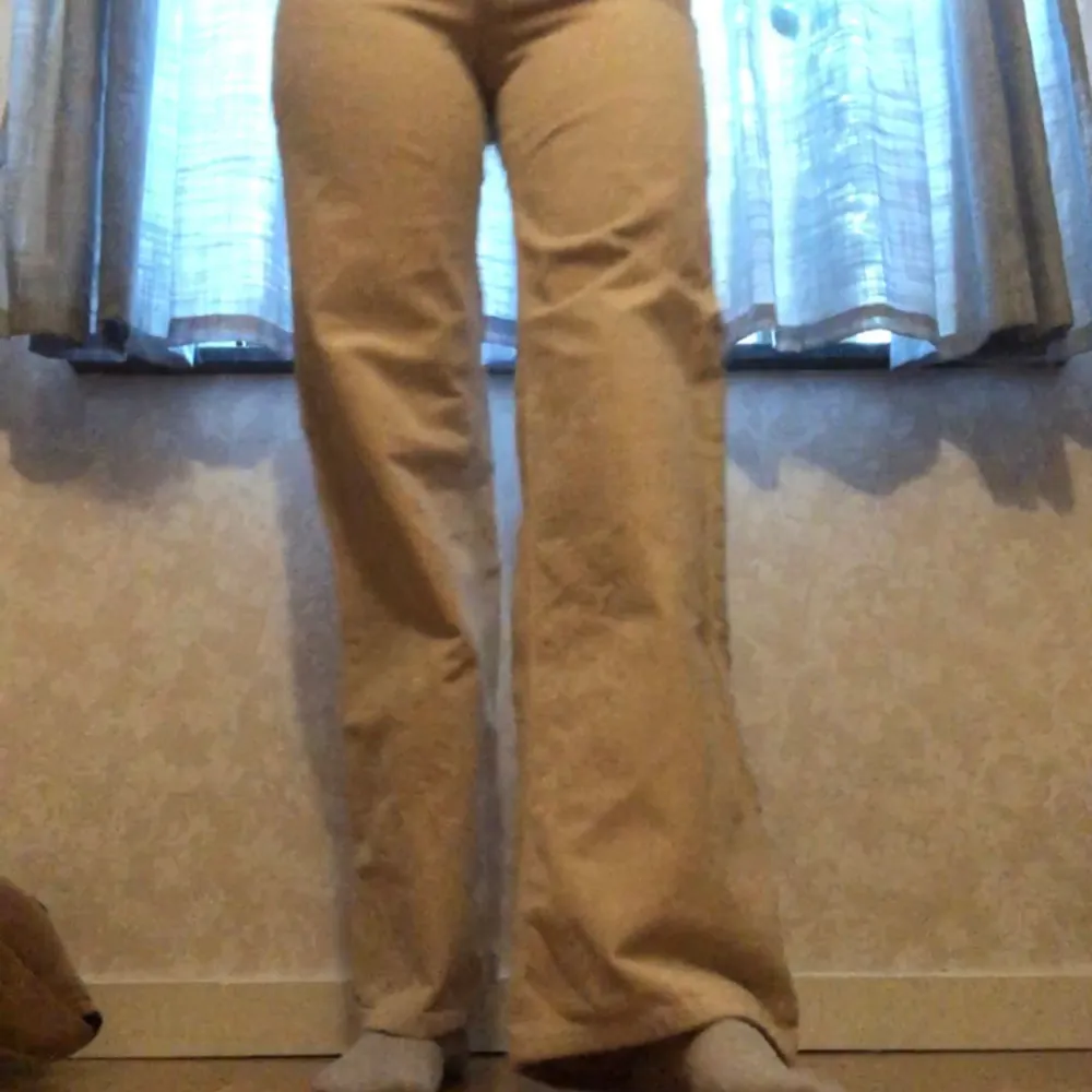 Såå sjukt snygga beige manchesterbyxor. De har hög midja och vida ben, är i storlek 34, jag är 175cm lång för referens. . Jeans & Byxor.