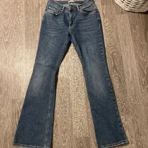 Bootcut jeans med medelhög midja från ginatricot. Stretchiga och supersköna, storlek 38.