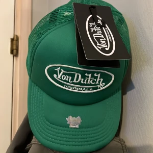  Trucker Tampa Trucker Foam grön  - Säljer nu denna gröna von dutch keps då jag aldrig använt den och prislappen sitter kvar köpt för 433kr