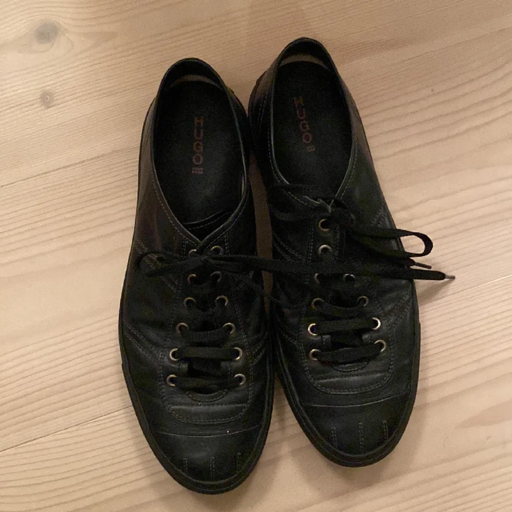 Ett bar vintage Hugo Boss Sneakers i svart läder.  Skorna är i gott skick (7/10)   . Skor.