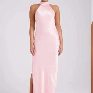 Rosa balklänning från Meshki - Säljer denna superfina klänningen från Meshki. Passar perfekt till balen. Halterneck med öppen rygg! 💕 Aldrig använd, endast testad en gång. Nyskick med lappar och påse. Originalpris 159$. 