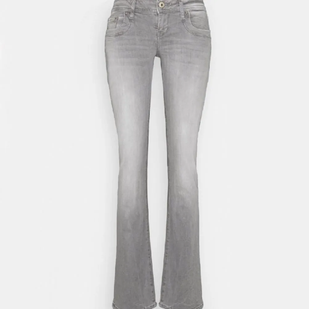 Säljer mina grå ltb jeans då dom är för korta på mig💗 det finns inga defekter . Jeans & Byxor.