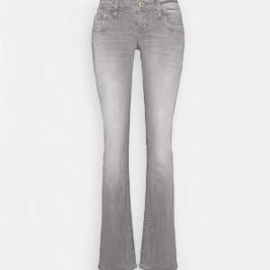 Säljer mina grå ltb jeans då dom är för korta på mig💗 det finns inga defekter 