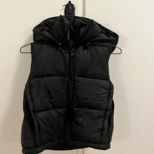 Zara väst  - Sälje Elin Zara väst då den inte kommer till användning. Den är i storlek xs och är normal storlek 
