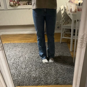 Jeans - Vinbok jeans i modellen low straight. 