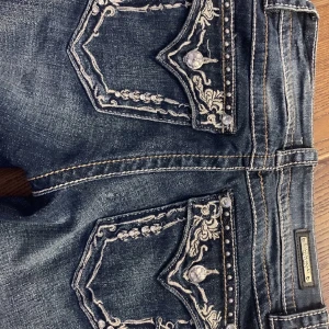 BLUE MONKEY JEANS - Lågmidjade jeans från blue monkey luxury storlek w:27 L:32💕säljer eftersom dem inte kommit till användning! inga defekter alls och i bra skick!