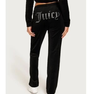 Juicy byxor  - Säljer mina svarta juicy byxor då dom inte kommer till användning, byxorna är i bra skick och alla stenar är kvar💕två fickor med dragkedja framtill. Byxorna är i storlek S och passar perfekt på mig som är 172cm. Skriv privat för fler bilder💕🩷