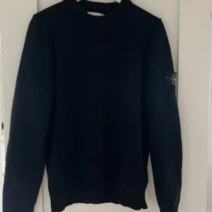 Stone island wool knitted sweatshirt - Säljer en näst intill helt oanvänd stickad stone island tröja. Använd Max 3 gånger. Kvitto finns. Skriv dm om du har någon fundering. Köpare står för frakten