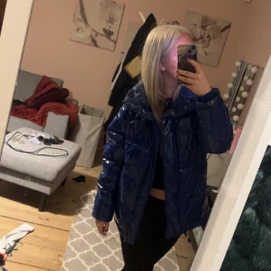 Glansig jacka - Säljer nu denna sjukt snygga glansiga jacka från monki då jag har för många! Slutsåld! Xs men passar även S!