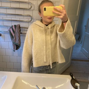 Stickad hoodie  - Säljer denna snygga stickade hoodien 💓pris kan diskuteras!