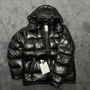 Moncler maya - Säljer nu en helt fräsch Moncler Maya. Jackan har inga slitage och är i helt nytt skick. NFC scan fungerar och alla lappar finns kvar. Jackan är i storlek 2 vilket motsvarar S/M. Ifall man vill ha fler bilder och NFC bevis så är det bara att kontakta mig😊
