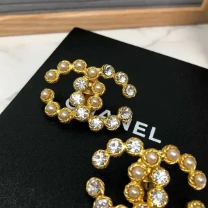 Chanel 1992 vintage Pärla Strass CC Jumbo Clip On Örhängen - 100% AUTHENTIC Chanel 1992 vintage Pärla Rhinestones CC Jumbo Clip On Örhängen  Lägg till dessa underbara örhängen till din Chanel-samling! Skick: utmärkt Storlek: : 4.826cm×2.54cm  Serienummer: 28 Land: Frankrike Frankrike  -- Tack för att 