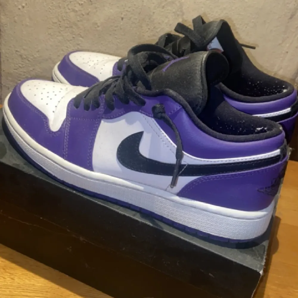 Säljer ett par  Air Jordan 1 Low ‘Court Purple i storlek 42 passar även 43. Orginal box o allt tillbehör medföljs:) använda ca 3 gånger.  Finns i Motala eller spårbarfrakt:). Skor.