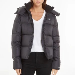 Calvin Klein jacka - Calvin Klein jacka i storlek S men passar som M. Fin jacka i fint skick, avtagbar luva! Säljer då den var för stor för mig (stor för att vara stl S enligt mig). Jackan är slutsåld nästan överallt, svår att få tag på. Värde ca 2500 men säljer för 1200. 