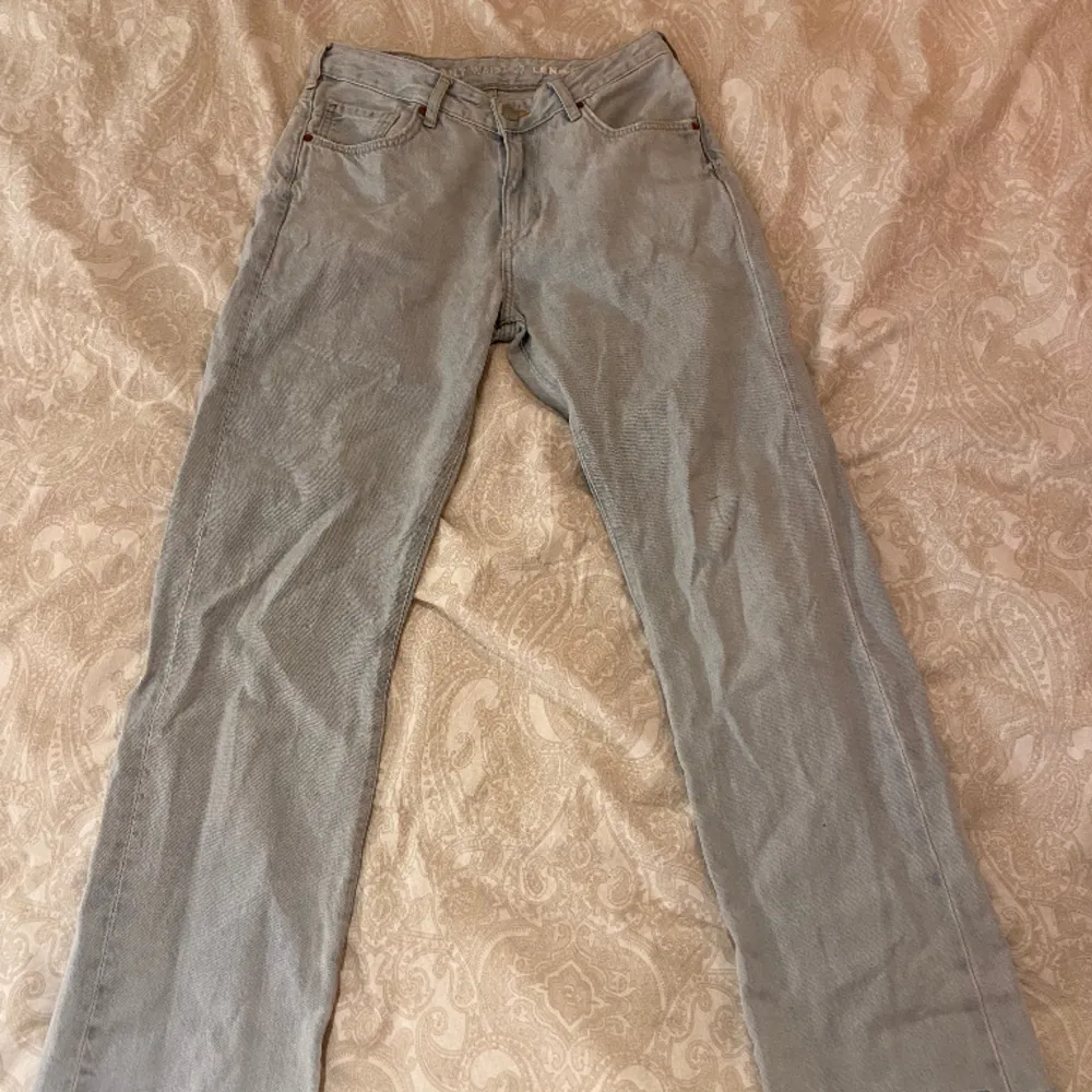 Jeans från Never denim. Strl W27 L32, har dock klippt av dom så skulle nog tro att dom är ungefär Längden 28.  Fint skick.. Jeans & Byxor.