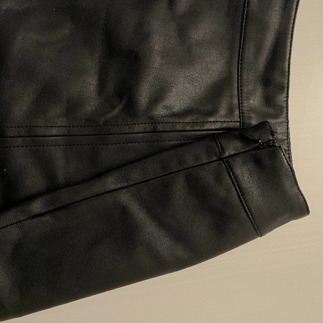 Svart kjol i läderimitation  - 90