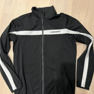 J.Lindeberg tröja  - Säljer denna jätte fina J.Lindeberg tröjan som aldrig är använd. Den är i storlek L!! 