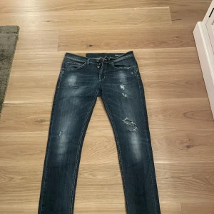 Dondup George 32 - Säljer dessa väldigt eftertraktade jeans från Dondup, modellen är George. Tveka inte på att höra av dig vid frågor eller funderingar!