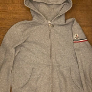 Moncler Zip Hoodie Grå - Storlek: M (passar även S) Skick: 8.5/10 