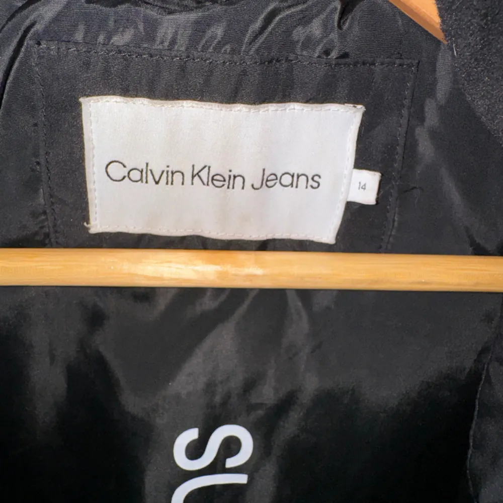 Säljer Calvin Klein jacka , fint skick . Jackor.