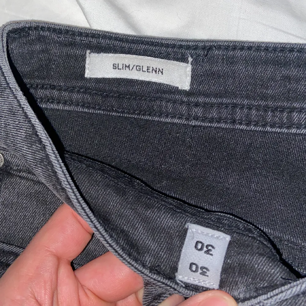 Hej! Säljer mina svarta Jack and Jones jeans eftersom de är för stora. Använda ett fåtal gånger och i mycket bra skick. Nypris 400kr mitt pris 150kr. Jeans & Byxor.