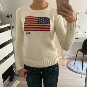 snyggaste ralph lauren tröjan - Populär stickad tröja från Ralph Lauren. Köpt på Plick men inga synliga defekter och knappt använd. ❤️storlek xs men skulle tro den passar s också. Pris kan diskuteras ❤️