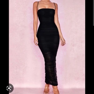 Klänning  - Klänning från house of cb. Prislappen sitter kvar helt oanvänd