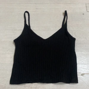 Svart linne - Ett ribbat svart linne. Inga defekter och näst in till oanvänt.☺️Köparen står för frakt.