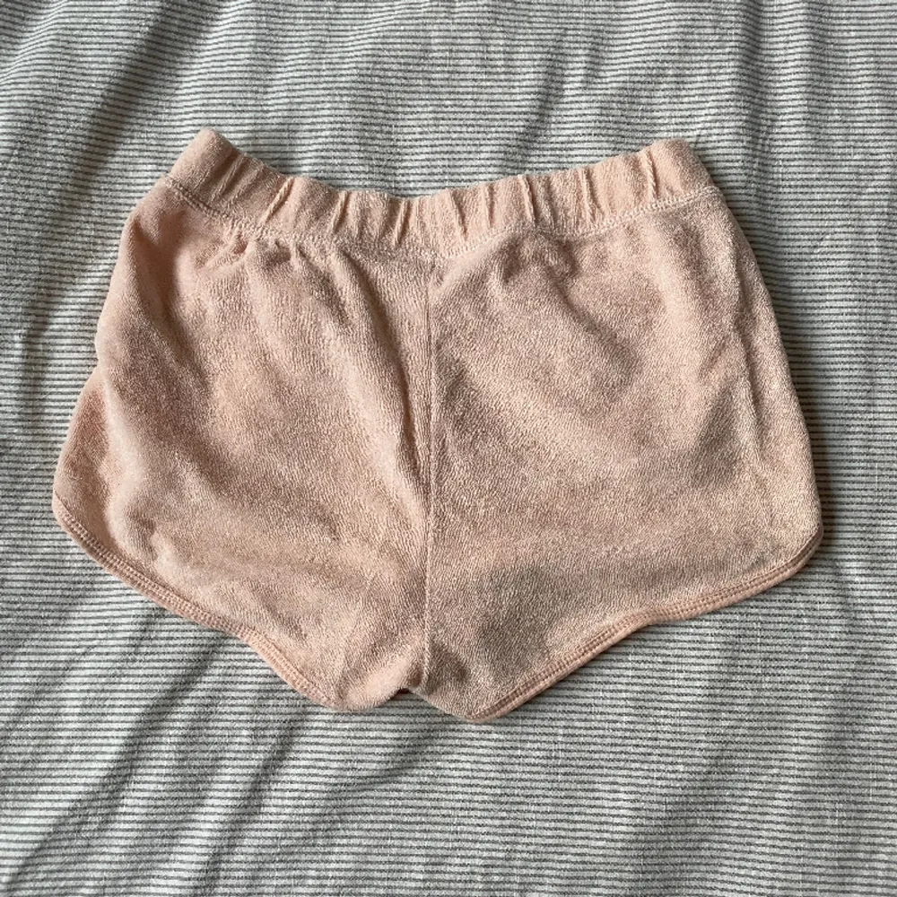 Fina pyjamas shorts från Cubus i en babyrosa färg! Sitter jättefint på, men tyvärr blivit för små för mig! . Shorts.