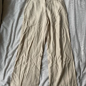 Linnebyxor (kan skicka bild på) - Ett par jättefina beiga linnebyxor från HM! Den sitter jättefint på och är otroligt sköna! Bilderna är inte jättebra så skicka DM om ni vill ha bild på!