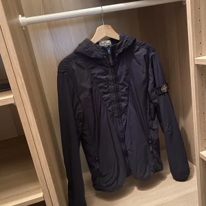 Stone Island Jacka - Säljer min Stone Island Junior jacka som jag köpt på NK 2019 då den är för liten, den passar xs och s. Nypris 4500:-.Hör av dig vid minsta intresse!