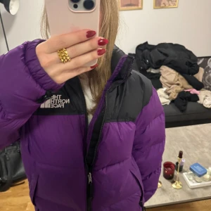 North face jacka - I have wore it max 6 times but once it split makeup so I do nor know how to clean it propetly😅 Bought it 3,000kr. 