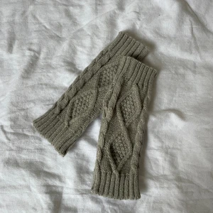 Handledsvärmare - Gråa stickade hanledsvärmare med hål för tumme🧚🏼‍♀️