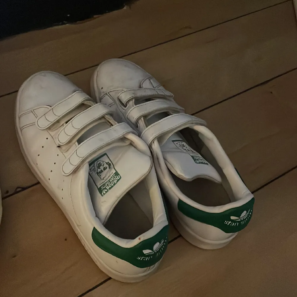 Säljer dessa skit snygga skor, använda ett fåtalgånger och smutsen går enkelt att tvätta bort ❤️❤️🪩. Skor.