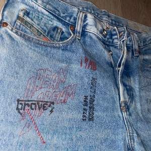 Sällsynta Diesel jeans med tryck. Sparsamt använda. W31 L32