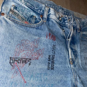 Diesel jeans med tryck - Sällsynta Diesel jeans med tryck. Sparsamt använda. W31 L32
