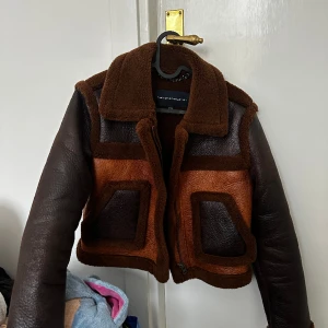 RIKTIGT FET VINTERJACKA - Den här jackan har jag verkligen ÄLSKAT men den passar inte längre tyvärr :( den är jättevarm och skitcool! En lite roligare vinterjacka :) den är jättebra kvalité och jag säljer den i jättebra skick! Man kan lätt ha på hösten oxå med tunnare tröja under!