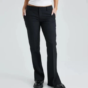 Lågmidjade kostymbyxor  - Jag säljer dessa lågmidjade kostymbyxor när de var för små för mig, de är från bikbok och har en slits vid fötterna😊