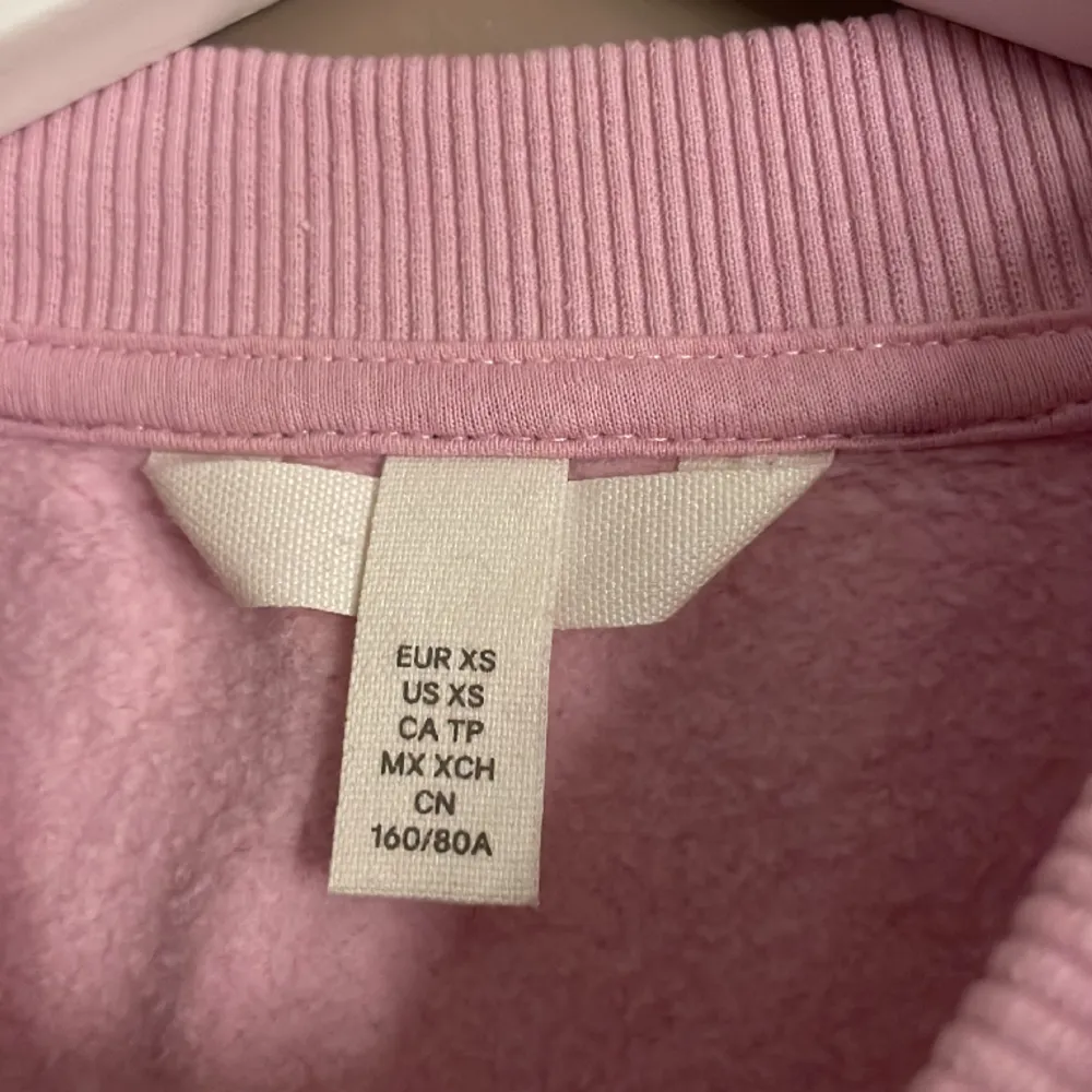 Garderobsrensning !!! Säljer nu denna fina rosa tröjan från H&m pga använder inte längre.  Storlek Xs men lite oversize så passar på S/M💓. Tröjor & Koftor.