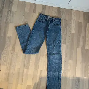 Säljer dessa blåa Midwaist jeans från zara i storlek 34. I mycket bra skick
